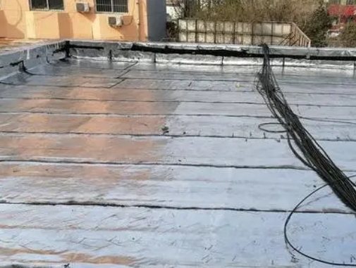 织金卫生间漏水维修公司分享下织金屋面楼顶防水刚性防水层施工要点。